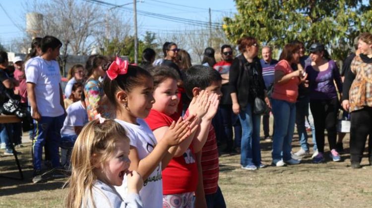 El “DivertiMóvil” le dio la bienvenida a la primavera en el barrio 828 Viviendas