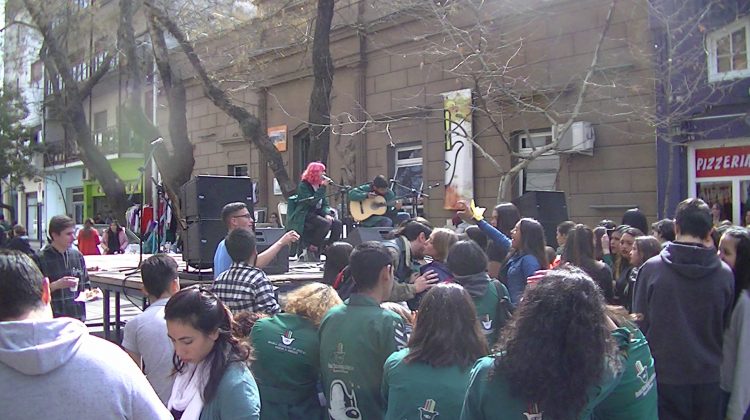 La “Gaspar Di Gennaro” cerró la semana con un mercado de arte junto a otras escuelas