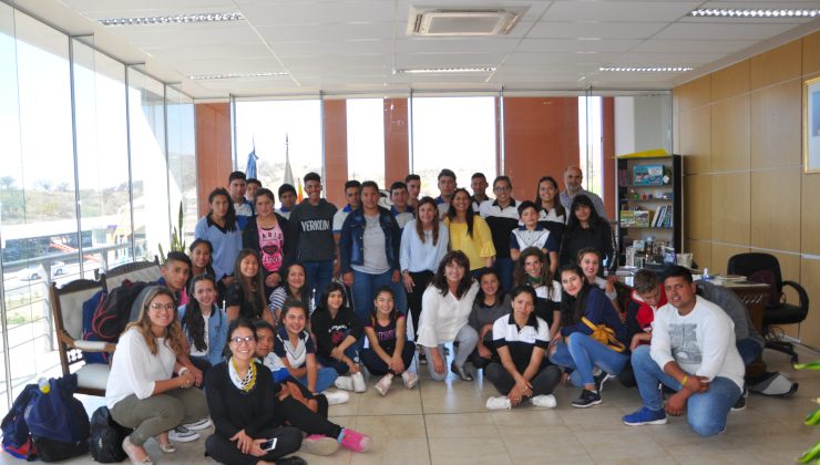 Estudiantes de escuelas rurales generativas visitaron el Ministerio de Educación