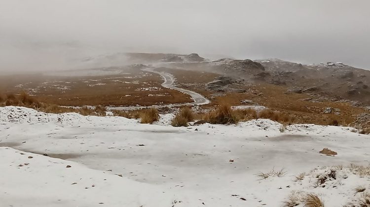 A días del inicio de la primavera, la nieve sorprendió en la Sierra de los Comechingones