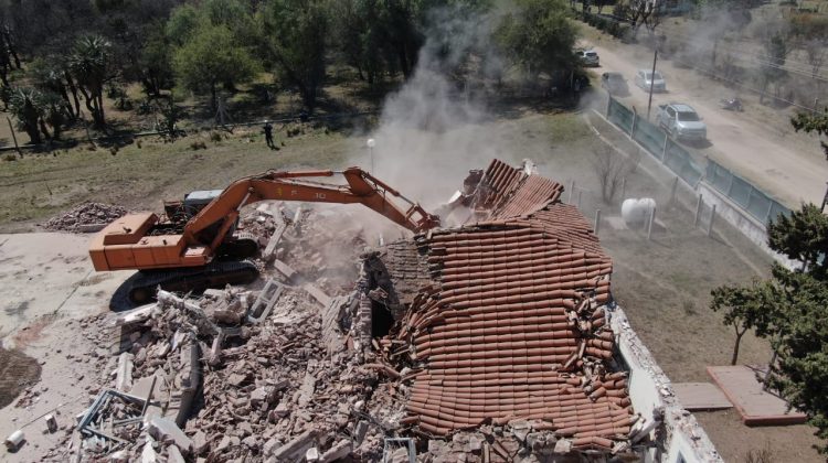 Comenzó la demolición del viejo edificio de la escuela del paraje Balcarce