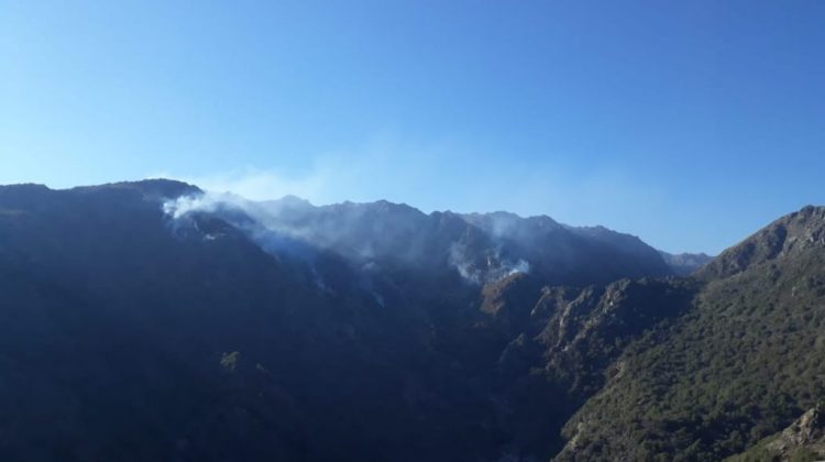 Bomberos combaten un incendio forestal en las Sierras de San Luis