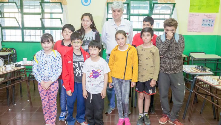 El GM brasileño Jaime Sunye Neto jugó simultáneas con alumnos de la escuela “Dora Ochoa de Masramón”