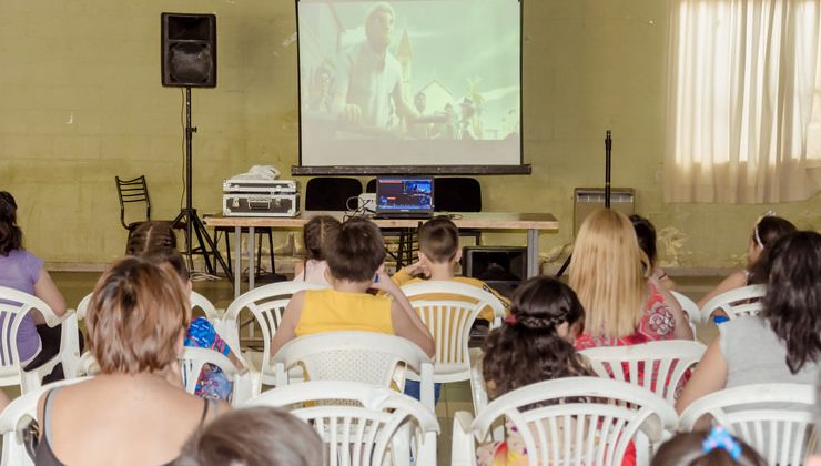 El Cine Móvil llevó alegría a los niños del salón UPCN