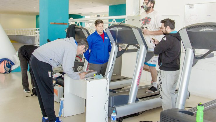 Ciro Vargas, especialista en evaluaciones deportivas, realizó mediciones en el Campus