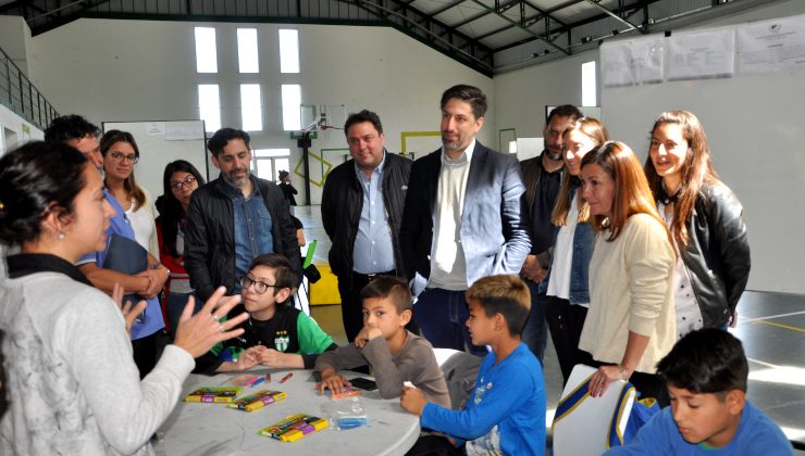 El rector de la Universidad Metropolitana para la Educación y el Trabajo visitó la Escuela Generativa Estudiantes