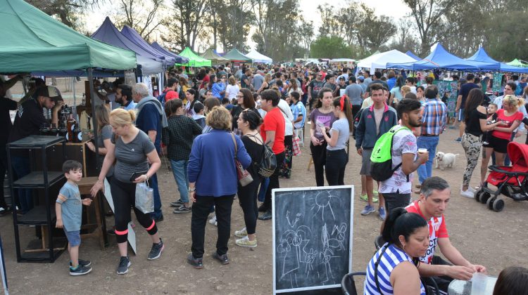 Una multitud acompañó la edición “Oktoberfest” de la Feria de Pequeños y Medianos Productores