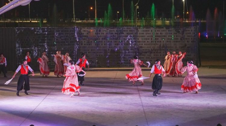 En el anfiteatro de La Pedrera, más de 300 bailarines de distintos ritmos celebraron el Día de la Danza