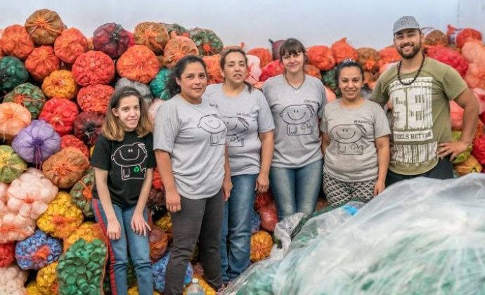 Los “Tapiteros Villa Mercedes” se preparan para los 20 años del progama de reciclado de la Fundación Garrahan