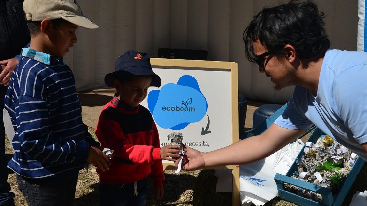 San Luis Agua entregó “bombas de semillas” a los chicos en la Rural