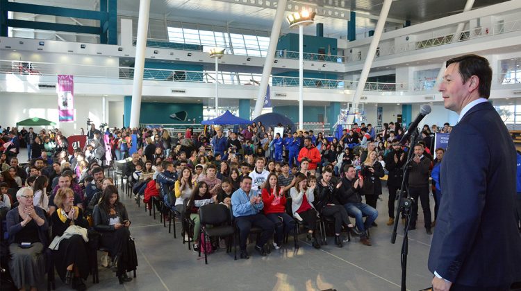 Sergey Revin compartió la tarde con chicos en el Campus de la ULP