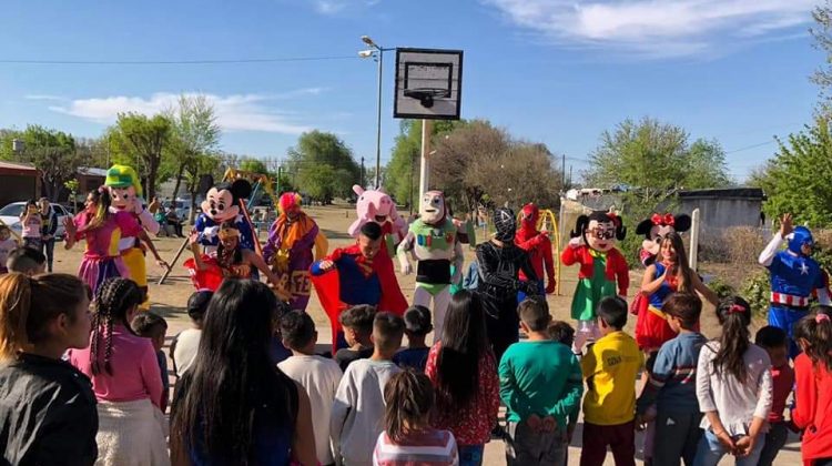 Día de sol, alegría, juegos y “DivertiMóvil” en el barrio “Familia Obrera”