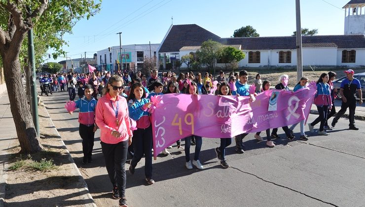 Estudiantes de la Escuela “Lindor Quiroga” realizaron una caminata por la lucha contra el cáncer de mama