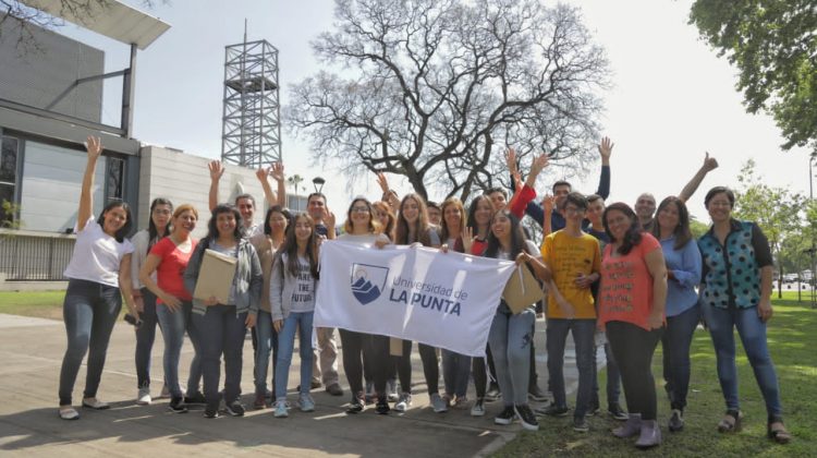 Los ganadores del viaje y sus tutores tramitaron la visa para viajar a Estados Unidos