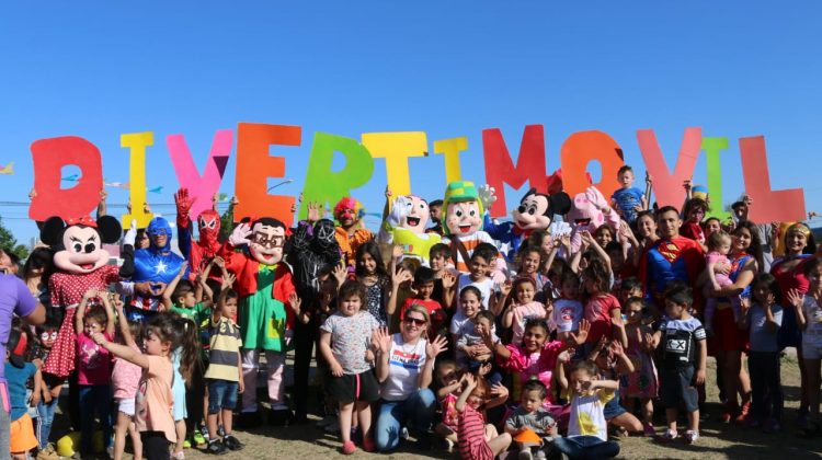 Los chicos y familias del barrio 2390 Viviendas recibieron al “DivertiMóvil”