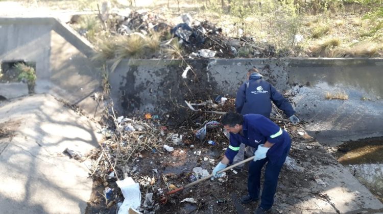 Intenso accionar de limpieza sobre el canal secundario de riego de Villa Mercedes