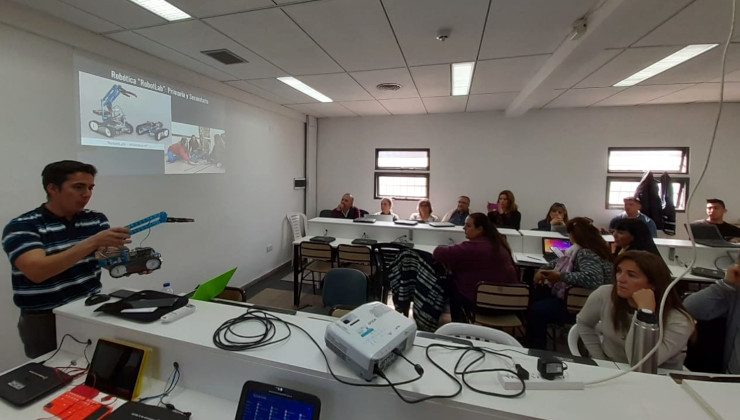 Capacitan a la comunidad educativa del IFDC en programación y robótica