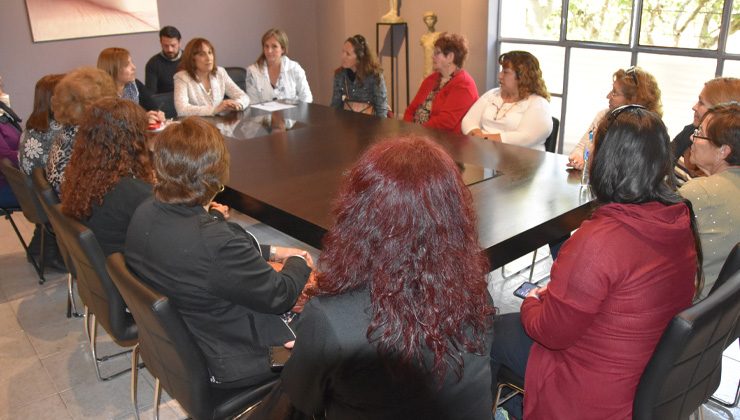 Rapisarda recibió a artesanas del tejido