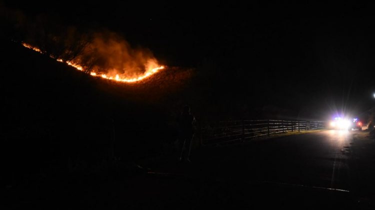 Controlan los focos de incendio en la ciudad capital y la zona serrana