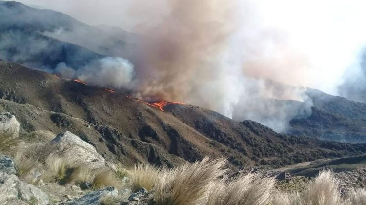 Continúan los trabajos de bomberos y brigadistas para combatir el fuego en Sierra de los Comechingones