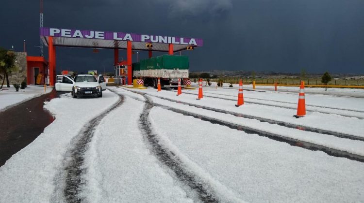 Una fuerte caída de granizo tiñó de blanco a La Punilla