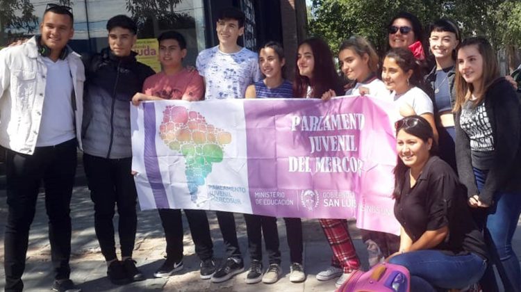 Con las valijas cargadas de ideas, la delegación puntana partió hacia el Parlamento Juvenil del Mercosur