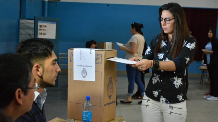Ayelén Mazzina votó rodeada del afecto familiar