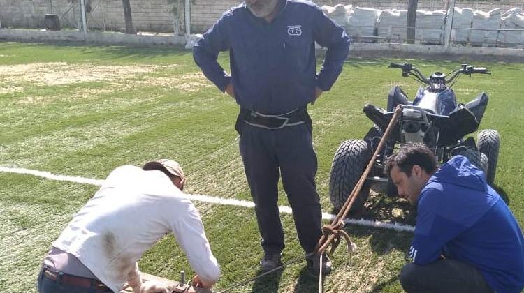 Se colocó el césped en la cancha de la escuela generativa de La Toma