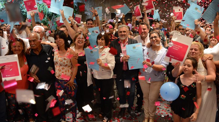 La emoción copó el Salón Blanco: el Gobierno de San Luis entregó 110 escrituras