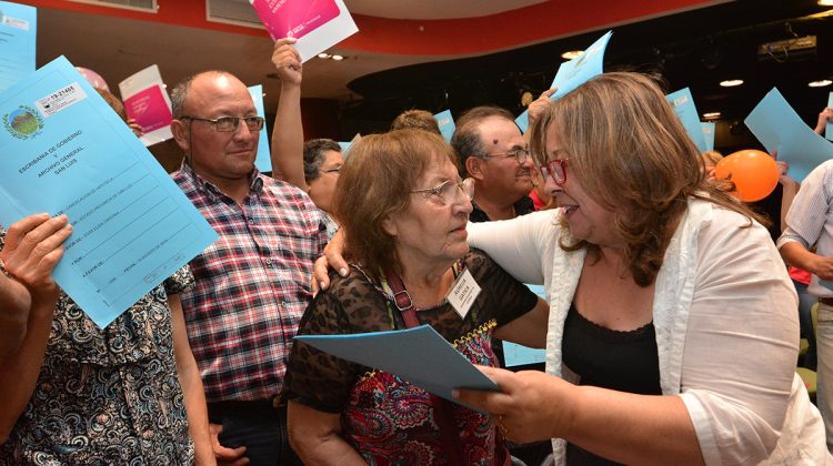 El sueño de la escritura se hizo realidad para otras noventa familias