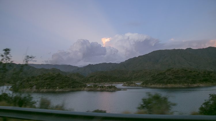 El martes estará caluroso y muy húmedo y el miércoles con más lluvias