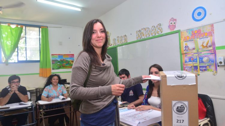 Votó la candidata a concejal Julieta Ponce