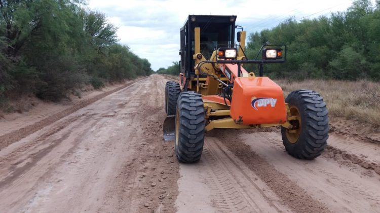 Realizan mejoras en caminos de toda la provincia