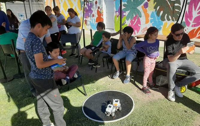 Los niños del Barrio 131 Viviendas disfrutaron de una jornada de ciencia y cine