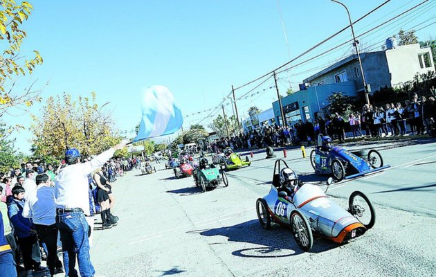 Los autos eléctricos corren su Gran Premio Coronación en La Pedrera