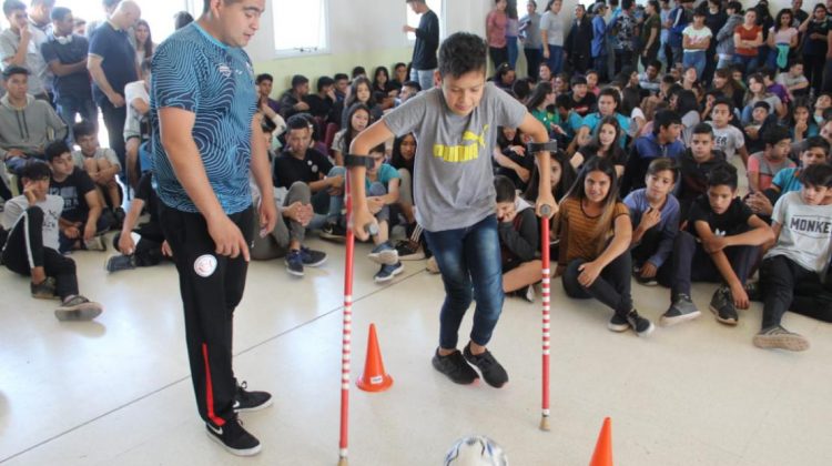Con un mensaje motivador, más de 400 alumnos de La Punta recibieron las Charlas DAR