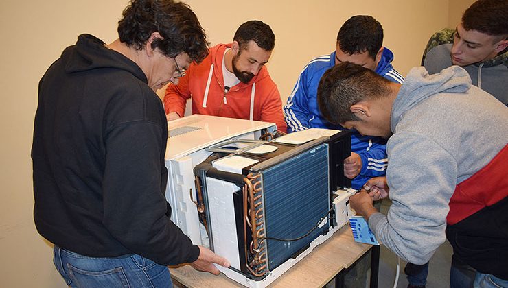 Alumnos de la UPrO instalaron aires acondicionados en dos escuelas