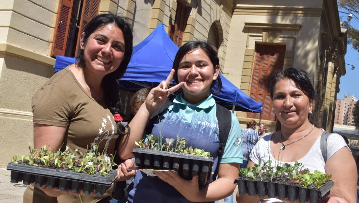 El Plan “Una familia, una huerta” retoma con la entrega de plantines a vecinos de 23 barrios de la ciudad