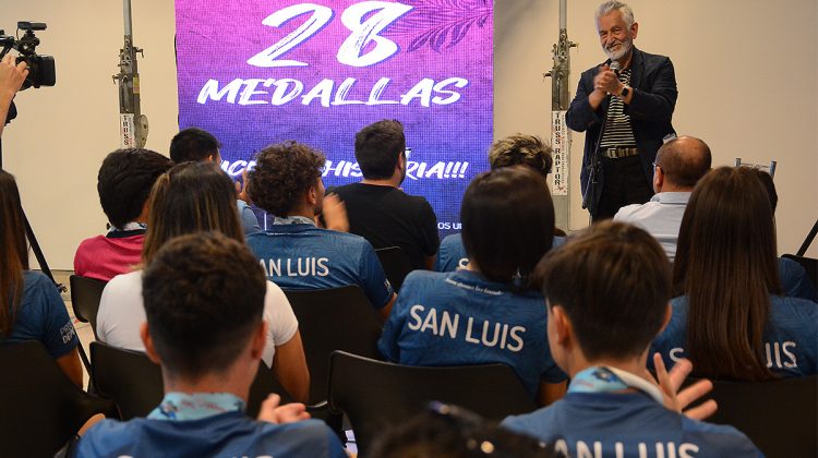 Premio al esfuerzo: con una beca al mérito deportivo, el gobernador reconoció a los 58 jóvenes medallistas