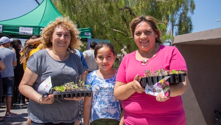 Con masiva concurrencia de vecinos se realizó una nueva entrega de bandejas hortícolas