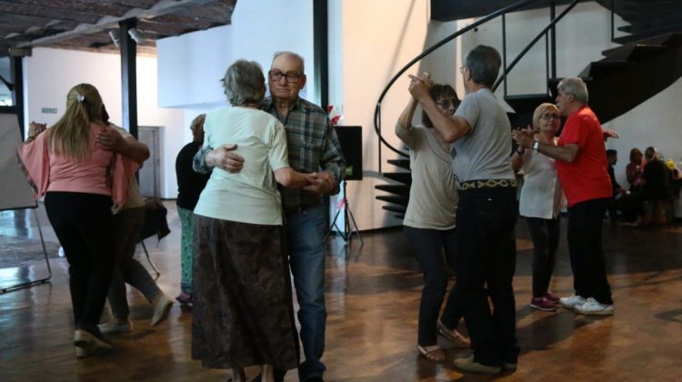 La “Tarde con los abuelos”  sigue alegrando a los adultos mayores