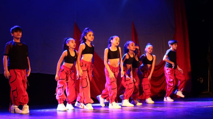 La compañía de danza “De la Vía” eligió el escenario del “Molino Fénix” para su gala anual