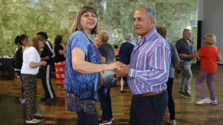 La “Tarde con los Abuelos” del “Molino Fénix” se vive como una gran familia