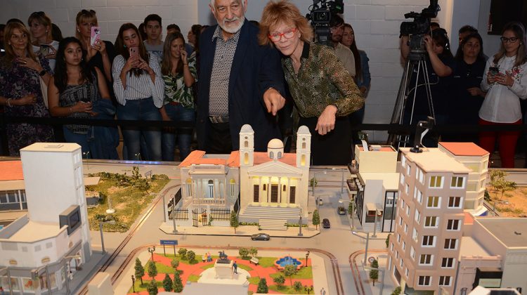 El gobernador inauguró la primera maqueta programable del mundo