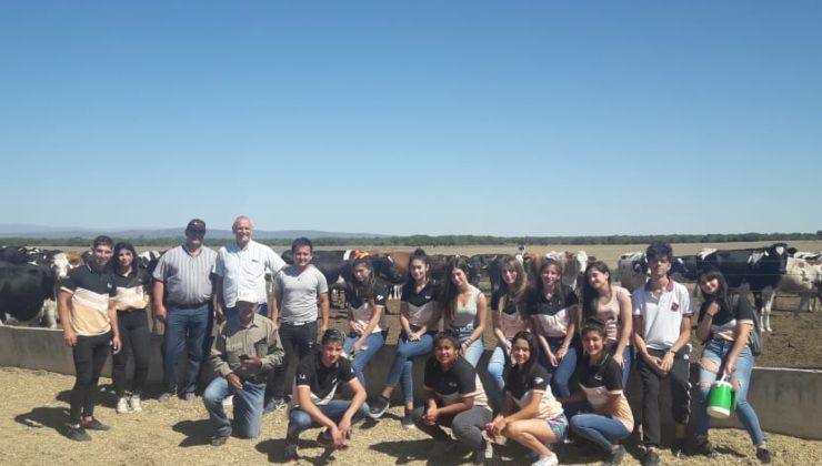 Alumnos del Instituto “Paula Albarracín” visitaron un tambo en Concarán