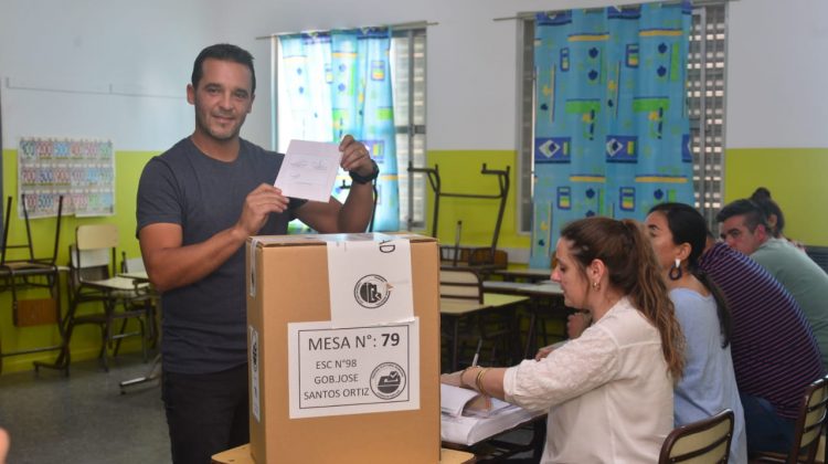 Sergio Tamayo emitió su voto y agradeció el cariño de los vecinos