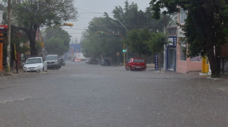 Merlo: una fuerte lluvia anegó calles y generó la crecida de arroyos