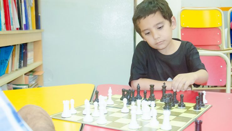 Un alumno de la “Albert Einstein” hizo podio en un certamen internacional de arte y ajedrez