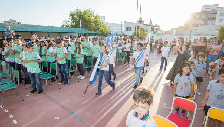 Con mucha emoción, 80 alumnos recibieron su título