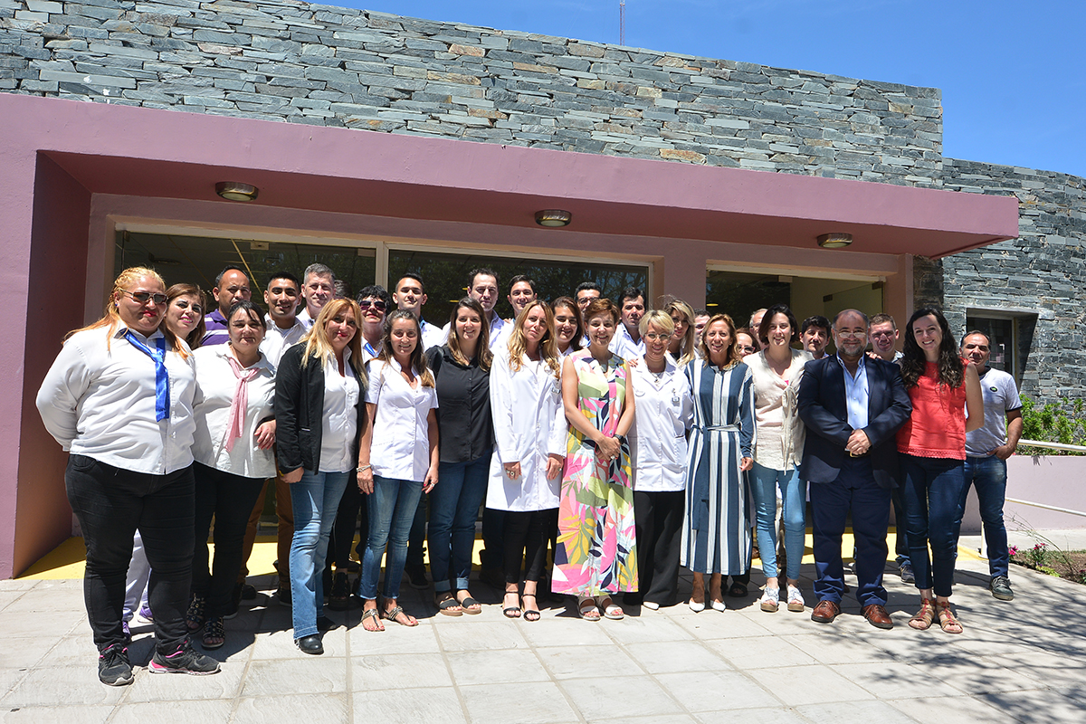 La ministra Sosa Araujo junto con el personal del Hospital San Luis, el Servicio de Radioterapia y el Centro Oncológico Integral.
